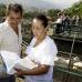 Foto Donaldo Zuluaga - Rodrigo V&#233;lez oficia de recibidor y revisa con su hija Claudia los lotes que le encargaron los ganaderos.