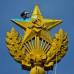 AFP - El rascacielos moscovita, de 176 metros de altura, es uno de los &#237;conos de la era sovi&#233;tica y se encuentra al este del Kremlin. Aunque la estrella que corona la edificaci&#243;n es dorada, se le llama la &quot;estrella roja&quot;, en alusi&#243;n a la revoluci&#243;n comunista. Manifestantes escalaron el edificio y pintaron la estrella con los colores nacionales de Ucrania. 4 personas fueron detenidas por el hecho.