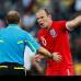 AP - El atacante Wayne Rooney le reclama al asistente uruguayo Mauricio Espinosa, quien cometi&#243; un error garrafal al no anunciar el claro gol.