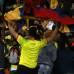Colprensa - La celebraci&#243;n de James con los hinchas en El Camp&#237;n tras el segundo tanto.