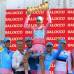 Reuters - Vincenzo Nibali con la camiseta rosa y el trofeo de campe&#243;n acompa&#241;ado por los miembros del equipo Astana.