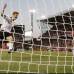 AP - Inglaterra sali&#243; a buscar el empate en la segunda fracci&#243;n y otro remate de Lampard a los 52 minutos golpe&#243; en el travesa&#241;o, pero Thomas M&#252;ller termin&#243; con las esperanzas del equipo rival con dos goles en tres minutos para coronar una actuaci&#243;n memorable.