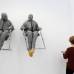 Reuters - Un visitante observa la obra "2 sentados en el muro con grandes sillas" del artista Juan Muñoz durante la Feria Internacional de Arte Contemporaneo en Paris.
