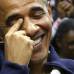 Reuters - Pero los Obama, acompa&#241;ados por su hijas, se resistieron al beso pese al rugido de los espectadores. La pareja se limit&#243; a sonre&#237;r mientras el presidente abrazaba a su esposa al reanudarse el partido.