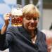 Reuters - La canciller alemana y principal candidata de la Uni&#243;n Dem&#243;crata Cristiana (CDU), Angela Merkel, brinda con cerveza despu&#233;s de su discurso en un mitin electoral en Dachau, cerca de Munich.
