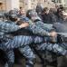 Reuters - Activistas de los partidos de la oposici&#243;n ucraniana se enfrentan a la polic&#237;a en un intento de entrar en la oficina de la alcald&#237;a de Kiev.