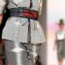 AP - Carolina Herrera optó por accesorios vanguardistas y telas con brillo.