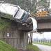 Juan Fernando Cano - Milagrosamente, el carro qued&#243; literalmente colgado del puente y no cay&#243;.