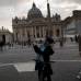AP - Un ciclista toma una foto de periodistas de la televisi&#243;n internacional informando desde las afueras de la plaza de San Pedro, en el Vaticano.