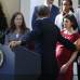 Reuters - El presidente Barack Obama ayuda a Karmel Allison quien perdió el sentido en pleno discurso que realizaba el mandatario sobre la reforma a la salud.