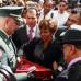 Germ&#225;n Enciso, Colprensa - La madre del uniformado Ana Elvia Castro recibi&#243; la bandera nacional por parte del brigadier general Ernesto P&#233;rez Guarnizo, de la Jefatura de familia.