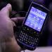 AP - Los usuarios de un BlackBerry Torch pueden escribir mensajes en la pantalla o usando un teclado deslizable.