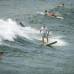 Reuters - Surfistas disfrutan de las olas en la playa Pensacola en Florida.