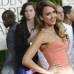 AP - Por su parte Jessica Alba apostó por un escote corazón en color coral y Jennifer López por un encaje blanco con pequeña cola, diseñado por Zuhair Murad.