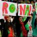 AP - La pasión por el atacante Cristiano Ronaldo apareció en la tribuna del Green Point Stadium.