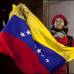 AP - Un mexicano ondea la bandera venezolana frente a la embajada de Venezuela en la Ciudad de M&#233;xico, en homenaje a Hugo Ch&#225;vez.