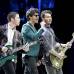 REUTERS - Joe, Nick y Kevin se presentaron ante los &quot;jon&#225;ticos&quot;, como se les ha bautizado por estas tierras, con el tema &quot;Paranoid&quot;, aderezado con una puesta en escena de luces y sonido.