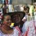 AP - Con vestidos tradicionales del colombiano, los bailarines muestran sus mejores movimientos en mitad de la calle.