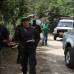Foto cortes&#237;a Polic&#237;a Antioquia - El pasado martes, en el primer d&#237;a del operativo de evacuaci&#243;n, con acompa&#241;amiento de la Defensor&#237;a del Pueblo se les notific&#243; a estas personas que deb&#237;an salir de all&#237;.