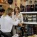 - La Primera Dama de la nación, María Clemencia Rodríguez de Santos, recorrió los stands de la feria Expoartesano. En varios de ellos realizó compras.