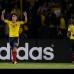 AP - En el &#250;ltimo suspiro, Colombia consigui&#243; el 2-0, definitivo, con un exquisito remate de James Rodr&#237;guez, gol que le ofreci&#243; a la tribuna y esta lo celebr&#243; a rabiar.
