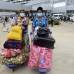 AFP - En el aeropuerto de Lagos, Nigeria, pasajeros usan m&#225;scaras y guantes para protegerse del virus del &#233;bola.