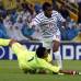 Colprensa - En un contragolpe que Fofana consolid&#243; con velocidad, Lacazette choc&#243; con el portero Rodr&#237;guez, jugada que los franceses reclamaron como penal pero el juez paraguayo Antonio Arias interpret&#243; de otra manera y con amarilla para el delantero. La jugada se present&#243; cuando el marcador estaba 1-1.