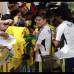 Colprensa - Cientos de personas esperaron m&#225;s de una hora, bajo el inclemente sol y a unos 35 grados cent&#237;grados, para ver la salida de los &#237;dolos del f&#250;tbol colombiano.