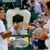 AP - En una de las semifinales se ver&#225;n Tsonga y Djokovic (izq.). El serbio cumpli&#243; con su condici&#243;n de favorito y super&#243; al australiano Bernard Tomic, de 18 a&#241;os, que se ha convertido en la revelaci&#243;n del torneo.