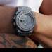 David S&#225;nchez - Un reloj en acero, adornado con brillantes, tiene Wisin.