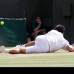 AP - &quot;Es muy joven, eran sus primeros cuartos de final en un gran torneo y no ten&#237;a nada que perder. Golpeaba muy fuerte y era muy dif&#237;cil predecir hacia d&#243;nde iba a tirar. Era como jugar al gato y al rat&#243;n&quot;, se&#241;al&#243; Novak Djokovic al terminar el encuentro, que resolvi&#243; por 6-2, 3-6, 6-3 y 7-5 sin importar las ca&#237;das.
