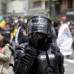 Colprensa - Derribando todo a su paso por la carrera séptima, los estudiantes encapuchados y con piedras en sus manos sientan su voz de protesta ante la reforma a la Ley 30 a la educación.
