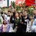 Reuters - Cientos de personas congregadas en los memoriales improvisados en varios puntos de la capital enmudecieron, el transporte p&#250;blico se detuvo y las televisiones locales callaron por 60 segundos, tras casi 48 horas de informaci&#243;n ininterrumpida sobre la tragedia, mientras en todo Oslo tan s&#243;lo se percib&#237;a el graznido de las gaviotas.