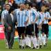 AP - Argentina perdió por momentos la posesión del balón en el mediocampo y permitió que el rival le generara problemas, pero la impericia de los atacantes mantuvo el marcador sin cambios en el primer tiempo.