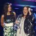 Reuters y AP - Sandra Bullock y Melissa McCarthy recibieron el premio por pel&#237;cula de comedia favorita por Chicas armadas.