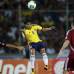 REUTERS - Colombia, que ven&#237;a de derrotar 5-0 a Bolivia, qued&#243; con 19 puntos, superado por Ecuador que gole&#243; a Paraguay en Quito.