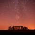 Reuters - As&#237; se registr&#243; la lluvia de estrellas en el cielo nocturno de Stonehenge, en Salisbury Plain, en el sur de Inglaterra. En la fotograf&#237;a se ven como peque&#241;os punticos blancos.