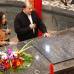 REUTERS - El presidente de Nicaragua, Daniel Ortega, visita la tumba de Hugo Ch&#225;vez en el primer aniversario de su muerte.
