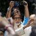 AP - El actor de Bollywood Amitabh Bachchan sonrie ante sus fan&#225;ticos fuera de su residencia en su cumplea&#241;os n&#250;mero 71 celebrado en Mumbai, India.