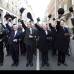 Reuters - Miembros de uno de los clubes m&#225;s antiguos de Londres se preparan para marchar alrededor de la Plaza de San Jaime para celebrar el 150 aniversario de su club.