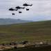 REUTERS - Porteado nuevamente por generales, entre salvas de p&#243;lvora y el ruido de aviones de combate y helic&#243;pteros militares sobrevolando la verde pradera de Qunu, el ata&#250;d fue trasladado junto a una peque&#241;a colina donde aguardaba su espacio para el eterno descanso.