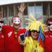 Reuters - Se ha visto también mucha unión entre hinchas de equipos que compiten en estos partidos de primera ronda.