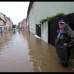 Reuters - Un residente y su propiedad inundada en una calle en la ciudad de Grimma, Alemania.