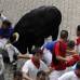 Ap - Las fiestas San Fermín, en las que una multitud corre junto a seis toros bravos por las calles de Pamplona, en España, son uno de los mayores atractivos en esta época del año. Desde 1924, 15 personas han muerto en los encierros que fueron inmortalizados en la novela Fiesta de Hemingway.