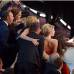 AP - El momento en que los actores se toman la selfie del a&#241;o. Ellen Degeneres ret&#243; a la audiencia para que fuera la foto m&#225;s retuiteada de la historia.