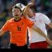 AP - Espeso en el mediocampo, los dirigidos por Bert Van Marwijk tal vez acusaron el v&#233;rtigo que aporta el extremo Arjen Robben, quien vio el partido desde el banco de suplentes debido a que se recupera de una dolencia en la corva.