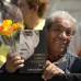 AP - Afuera del Palacio de Bellas Artes de M&#233;xico cientos de personas estaban con sus flores amarillas listas para homenajear al nobel.