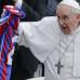 AP - El Papa Francisco recibió una camiseta de San Lorenzo, el equipo de fútbol de Buenos Aires del que es hincha. La prenda se la regaló un fiel al final de la misa de Pascua en la Plaza de San Pedro en el Vaticano.