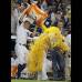 Reuters - El ritual del agua entre Brett Gardner de los New York Yankees sobre Jayson Nix de los Azulejos de Toronto, todo en la Liga Americana de b&#233;isbol.