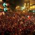 Reuters - Fuegos artificiales retumbaron sobre Caracas después de conocerse la victoria del presidente de Venezuela, Hugo Chávez, quien superó al líder opositor Henrique Capriles.